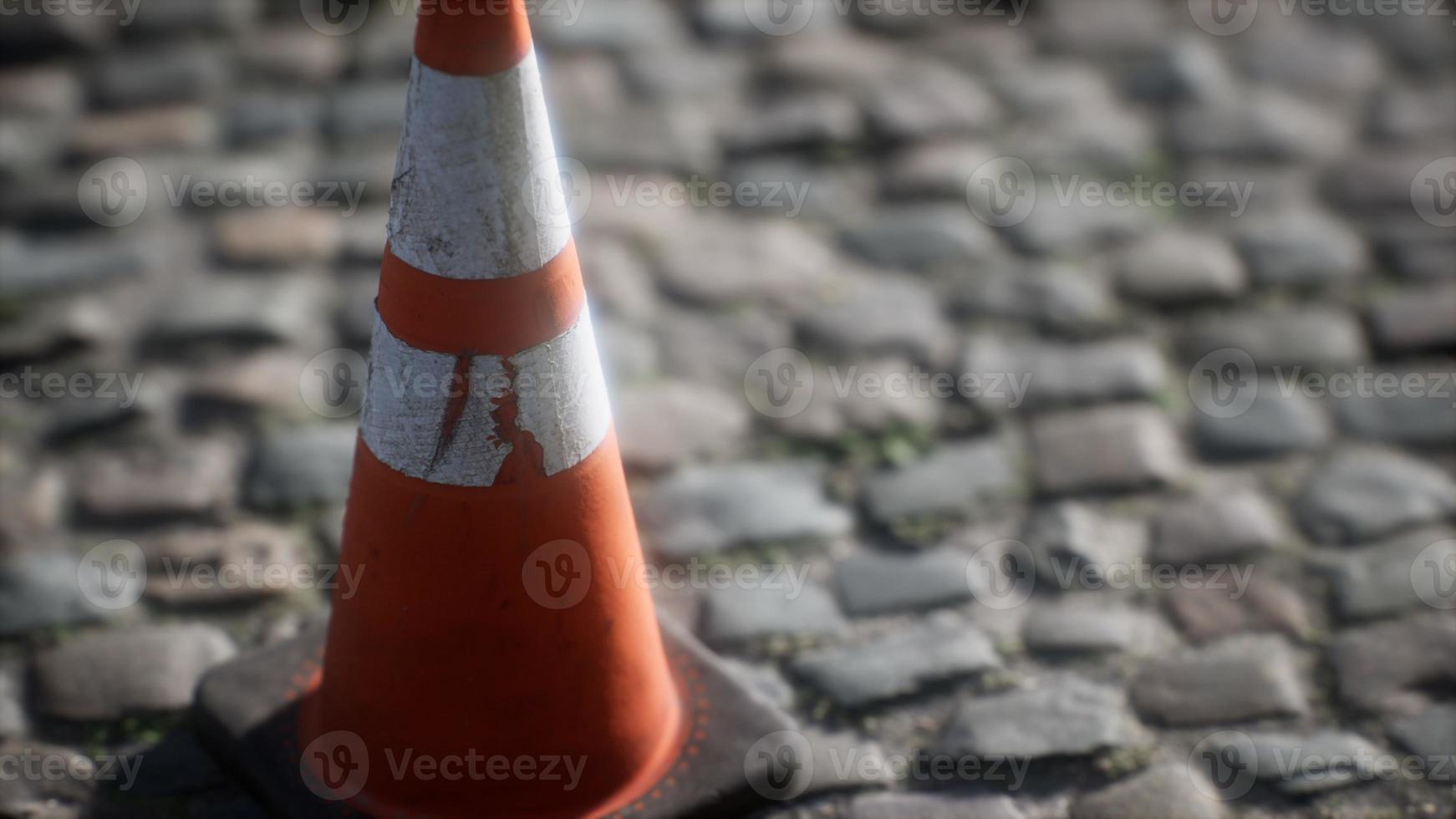 orange och vitrandig trafikkon foto