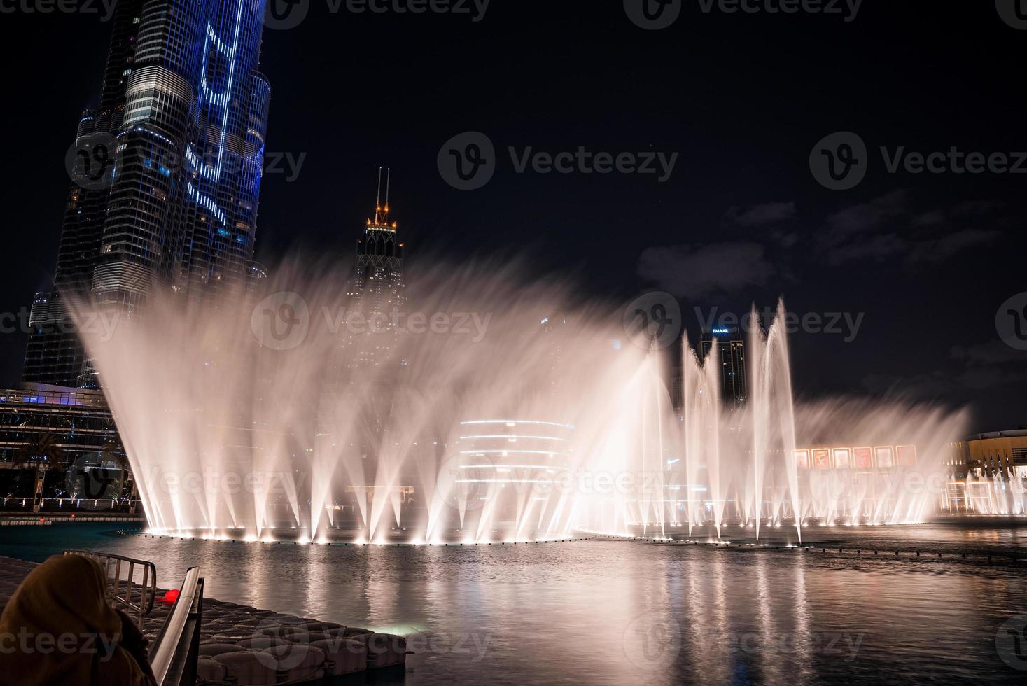 burj khalifa skyskrapa på natten i dubai. vackra fontäner framför burj khalifa. foto