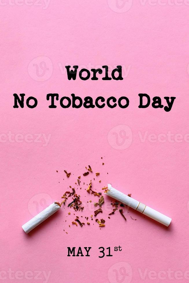 världen ingen tobak dag bokstäver över rosa bakgrund. foto