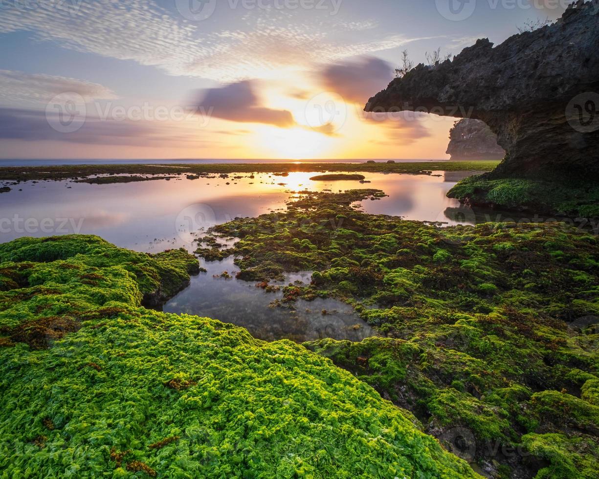 solnedgång på indonesiska stranden foto