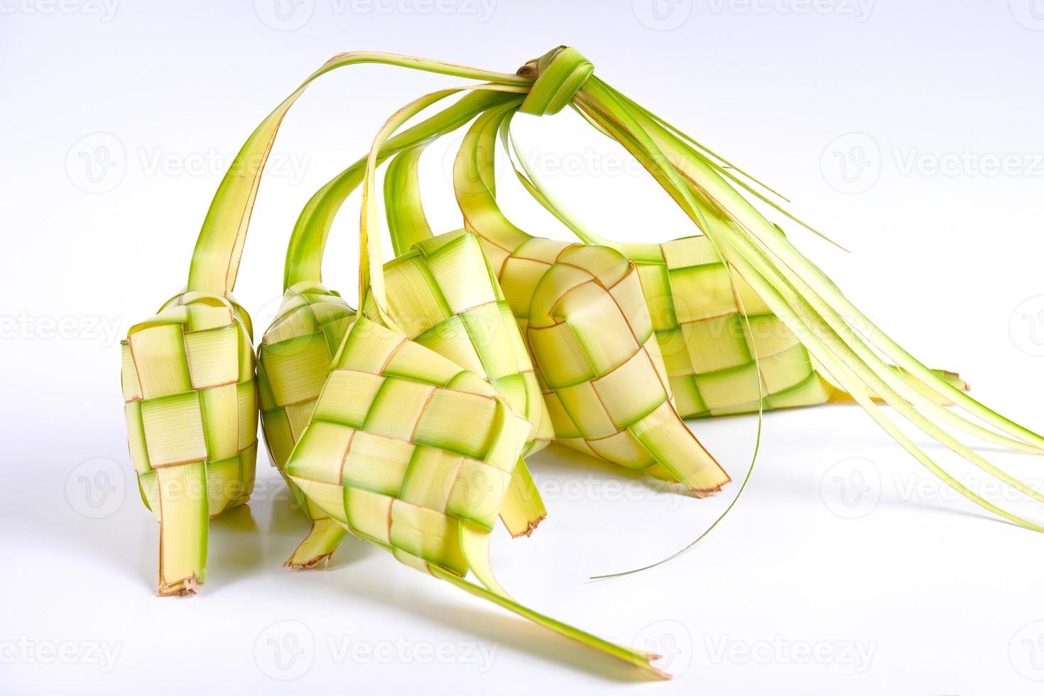 ovanifrån av traditionell mat isolerad på vit bakgrund, kallad ketupat foto