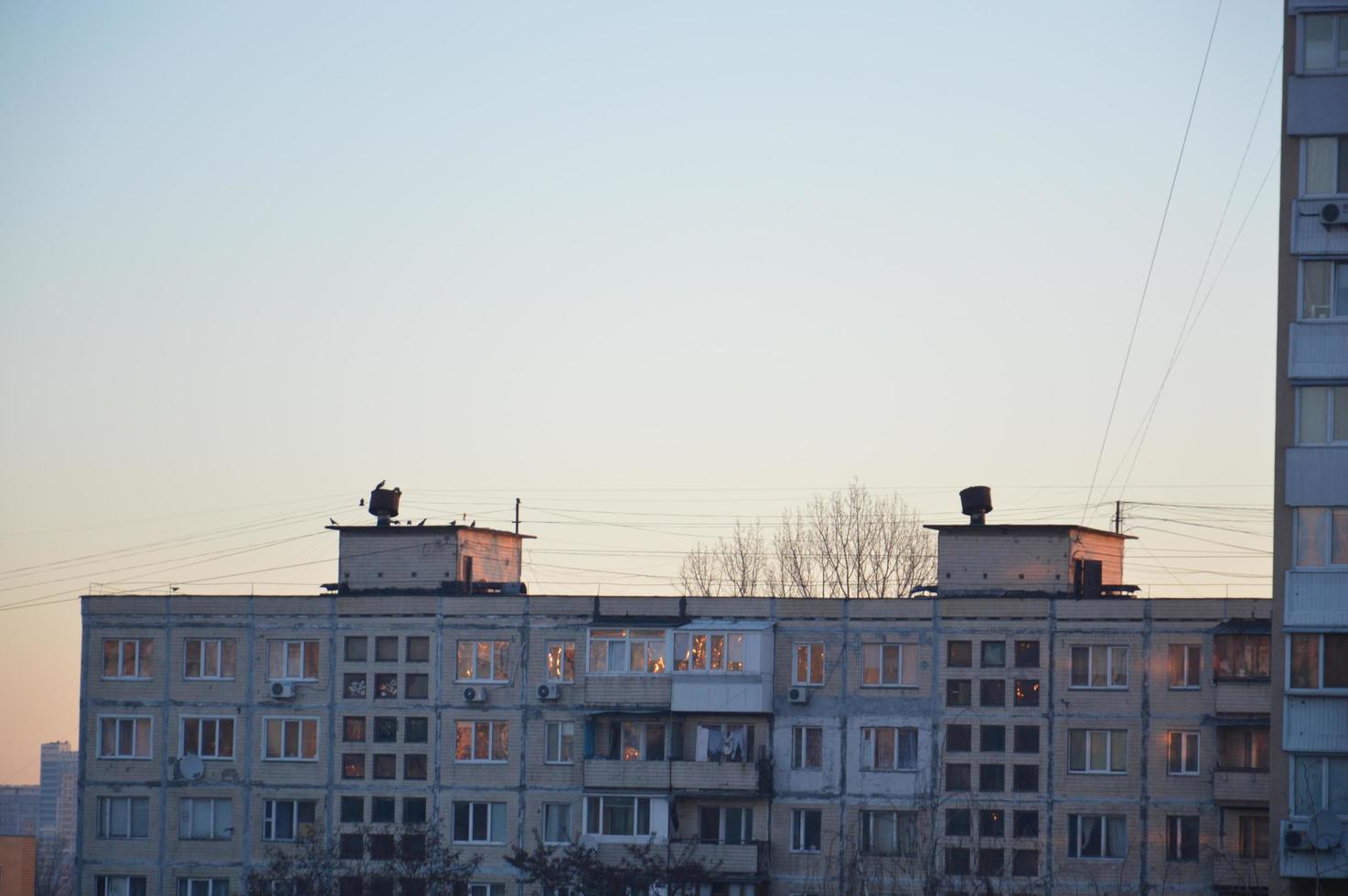 nya bostadshus vid gryningen i staden foto