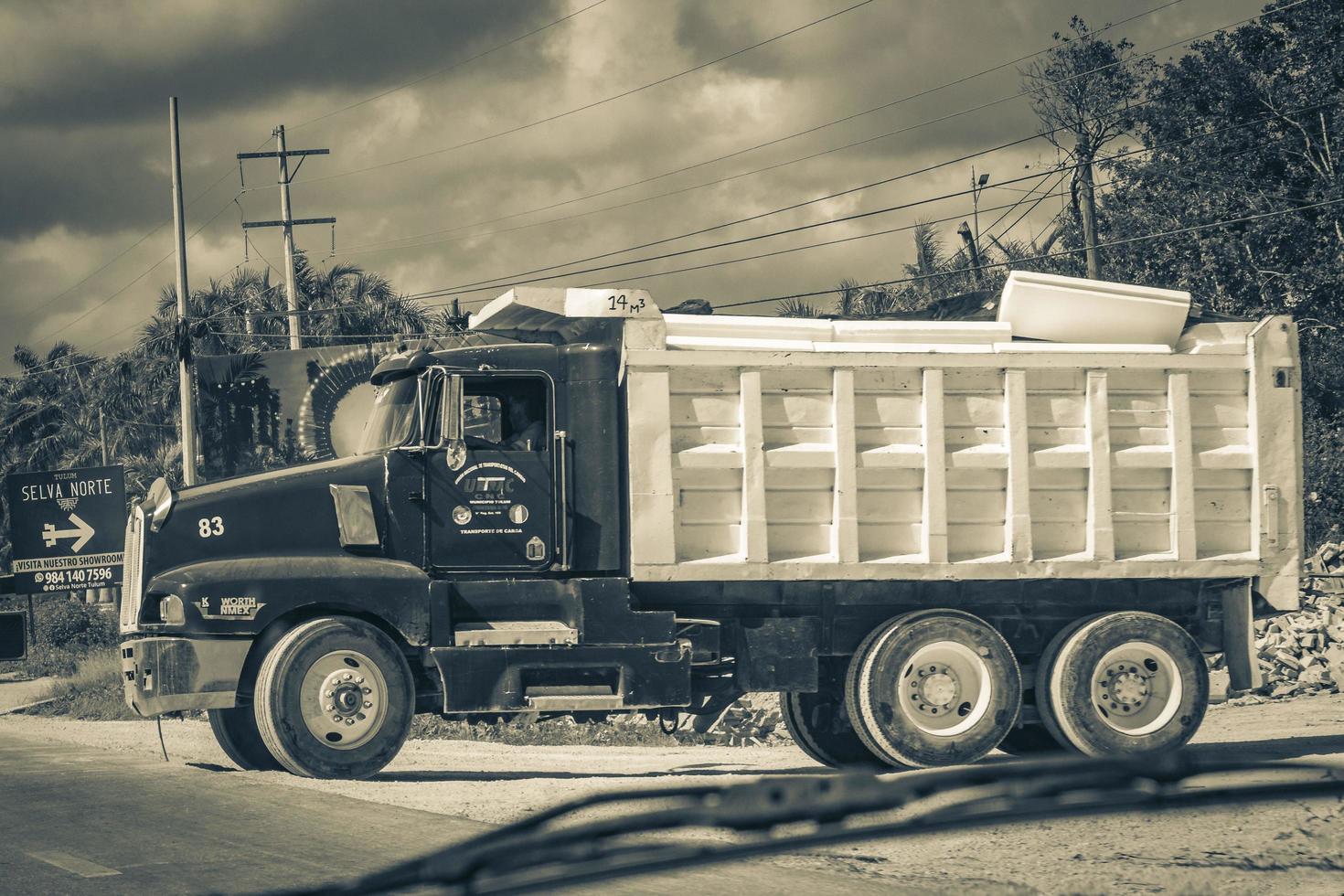 tulum mexico 02. februari 2022 lastbilar dumper och andra industrifordon i tulum mexico. foto