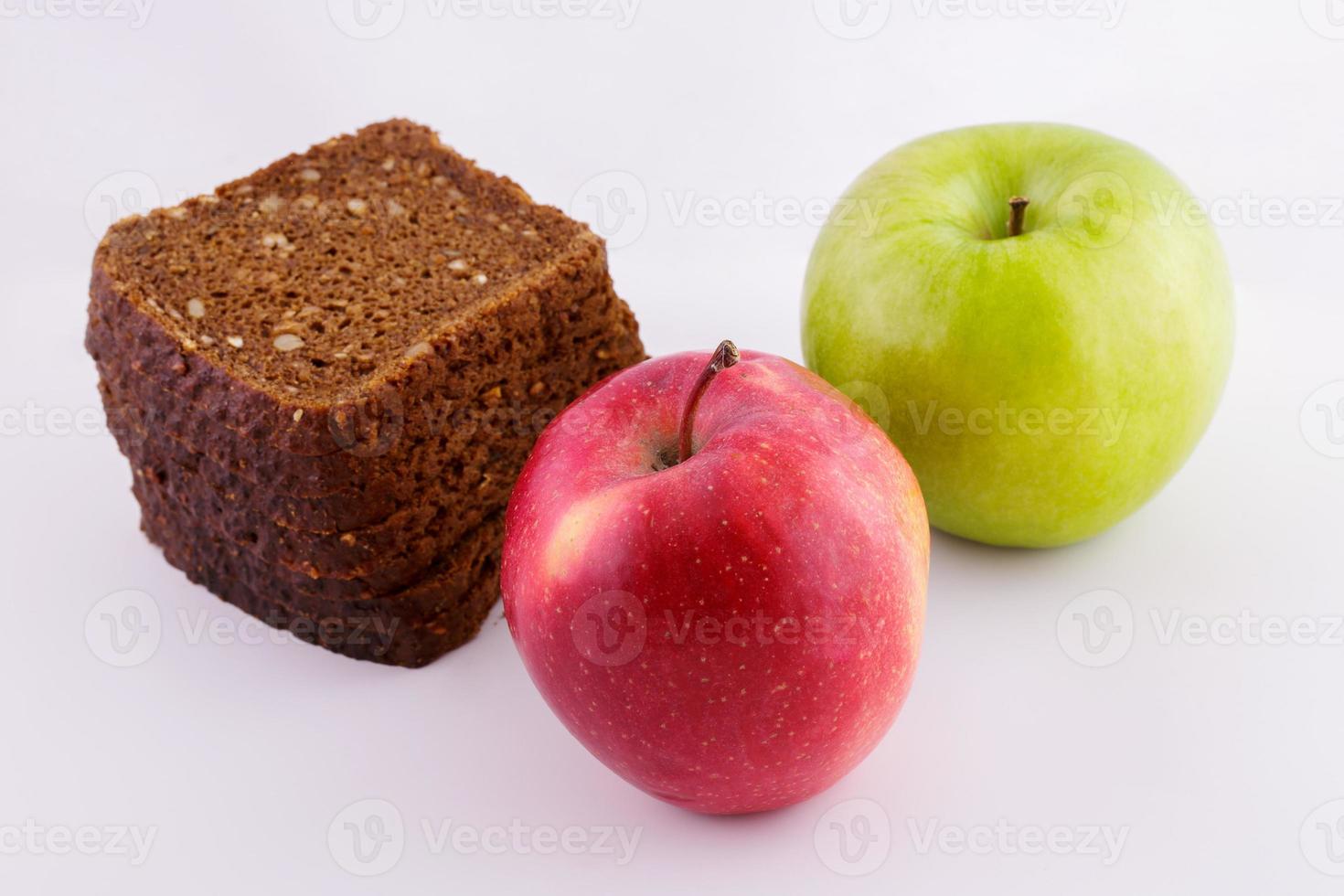 rågbröd på en vit bakgrund med äpplen foto