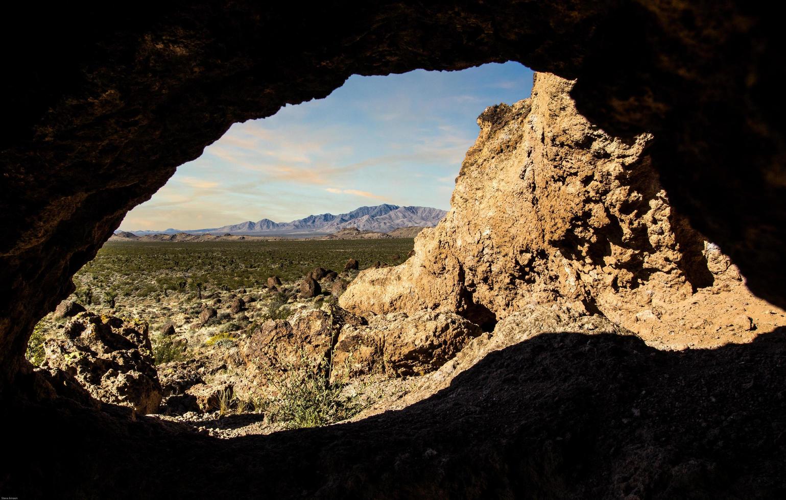 utsikt från grottan i försynsbergen, Mojave National Preserve foto