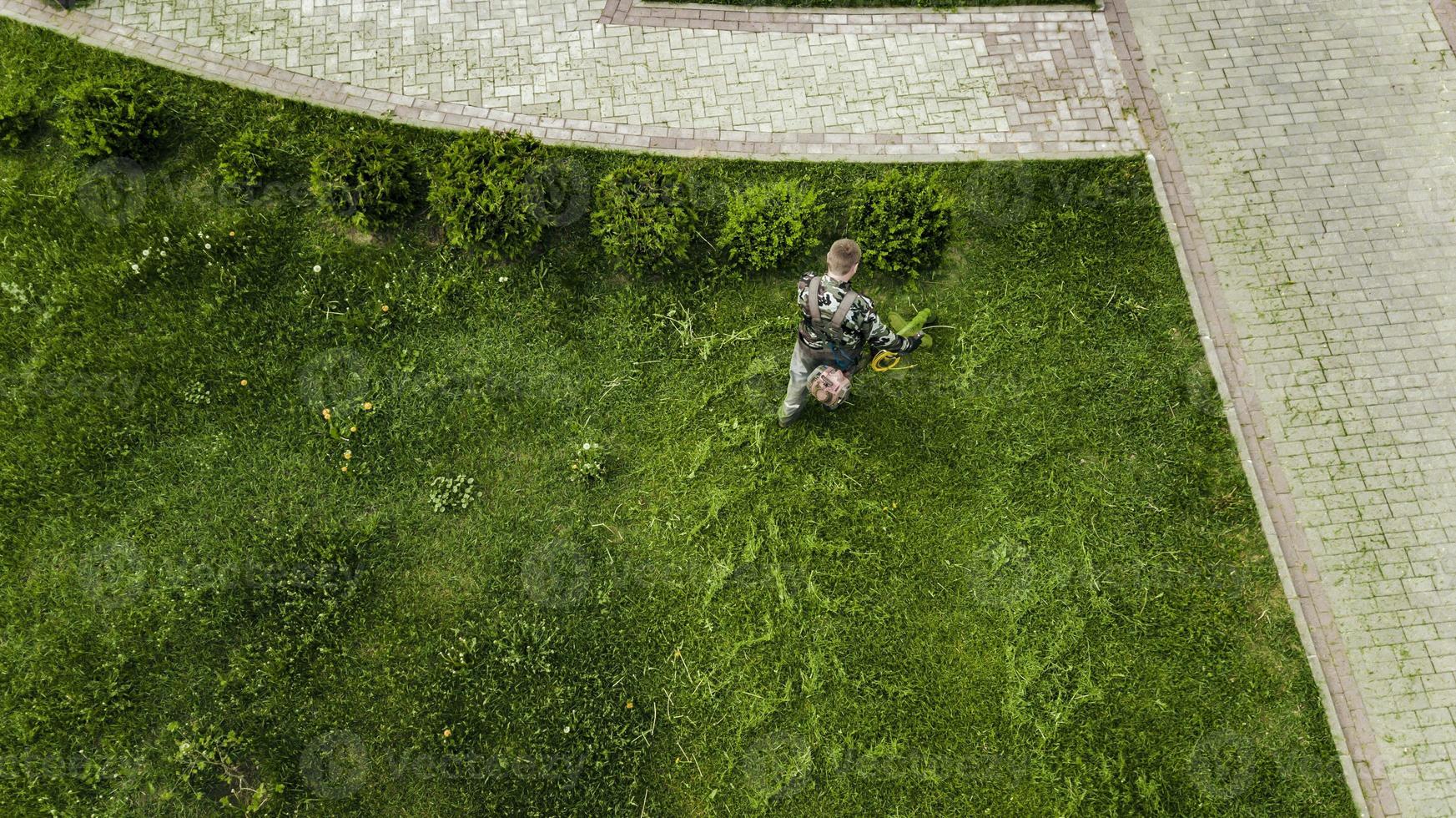 gräsklipparmannen klipper gräsmattan utsikten från toppen foto