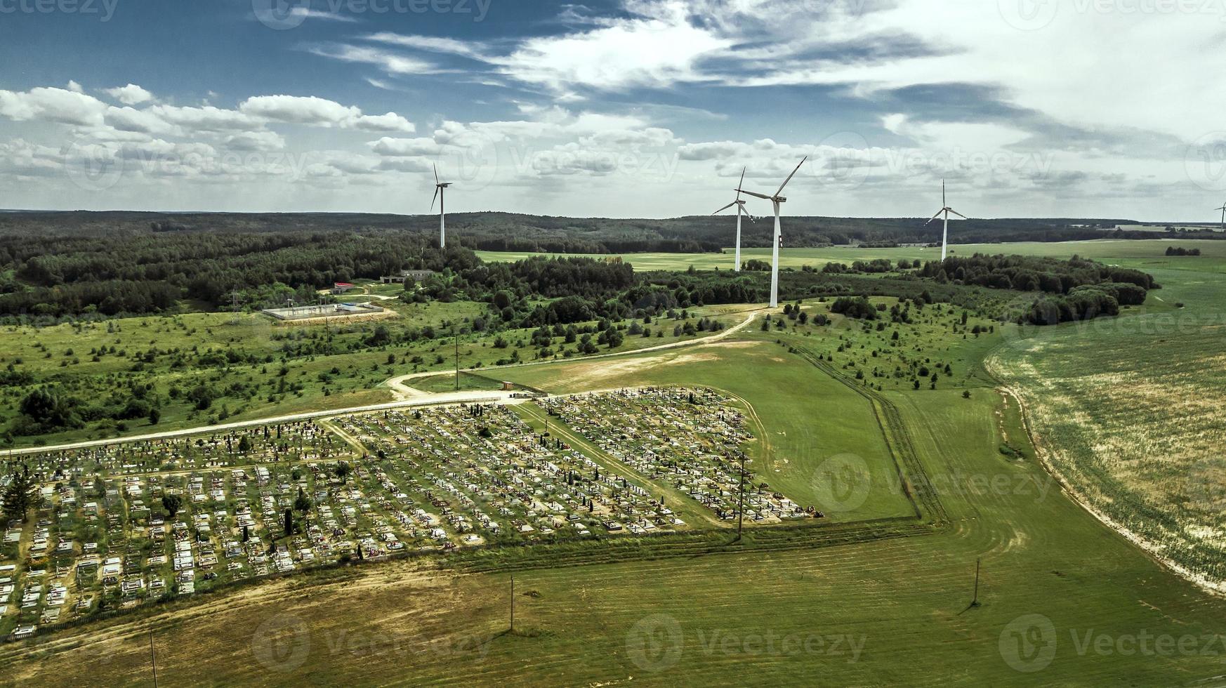 väderkvarnar för elproduktion från flygfoto foto