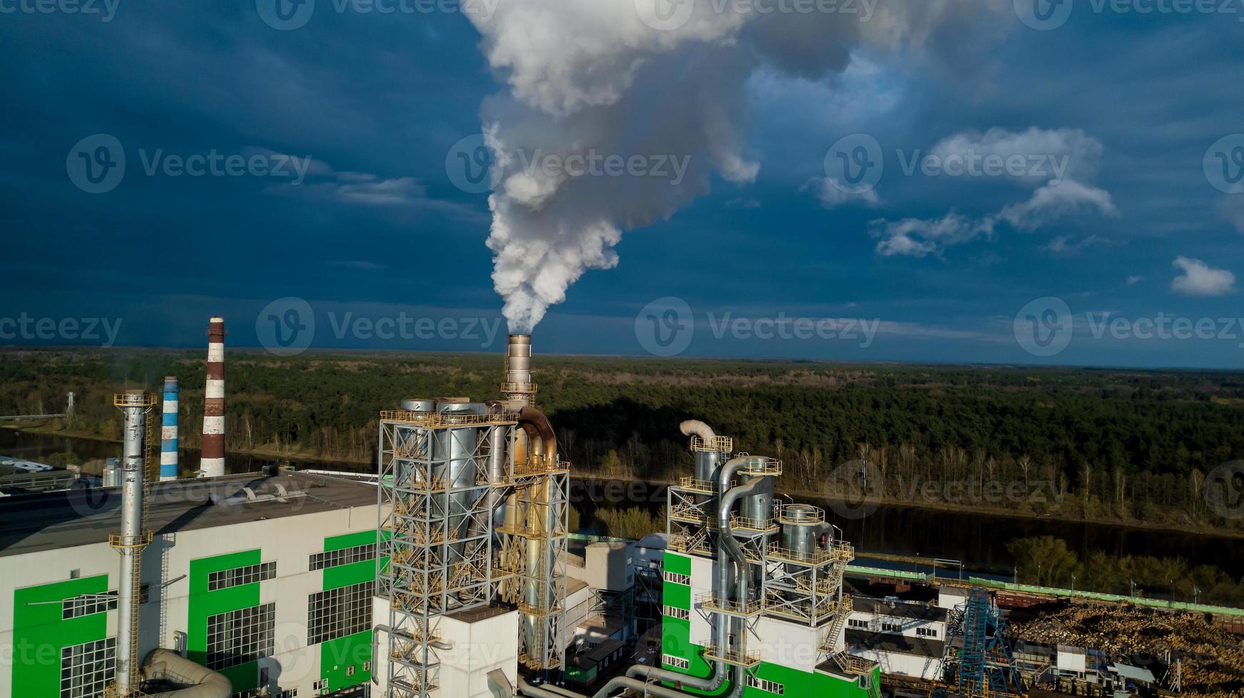 rök från fabrikens skorstenar. begreppet miljöföroreningar foto