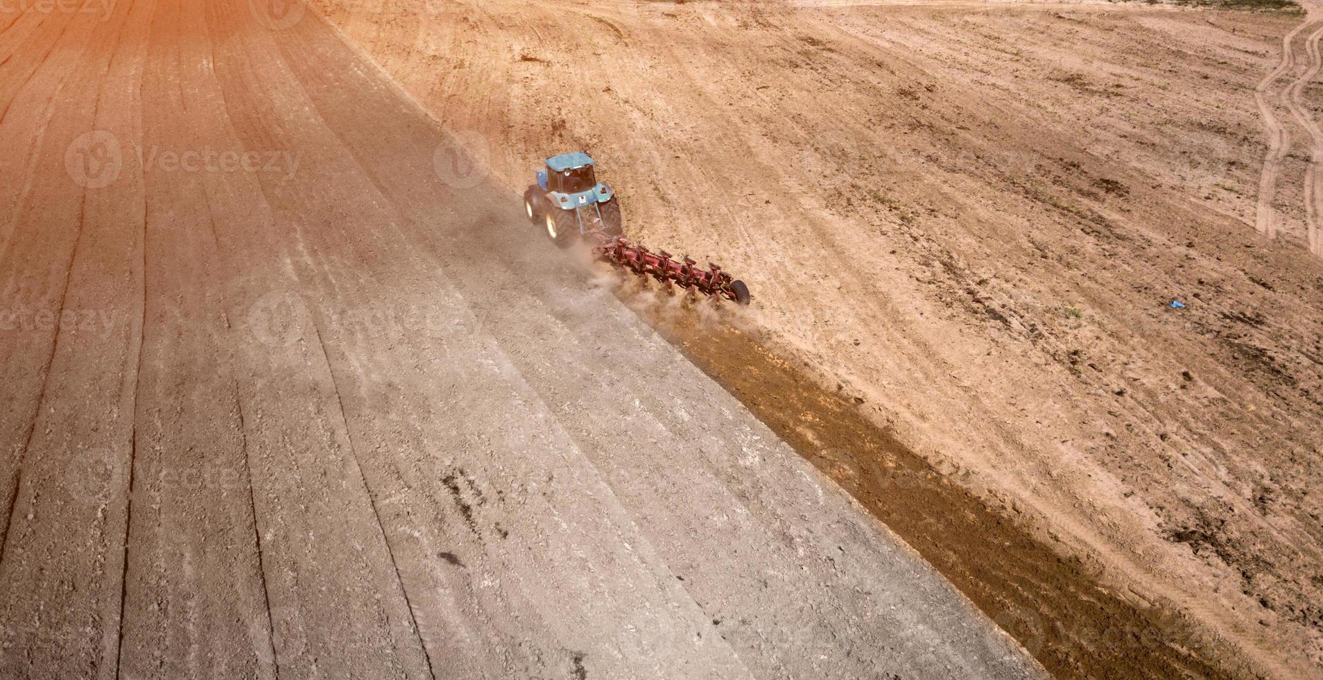 traktor plöjning fält ovanifrån, flygfotografering med drönare foto