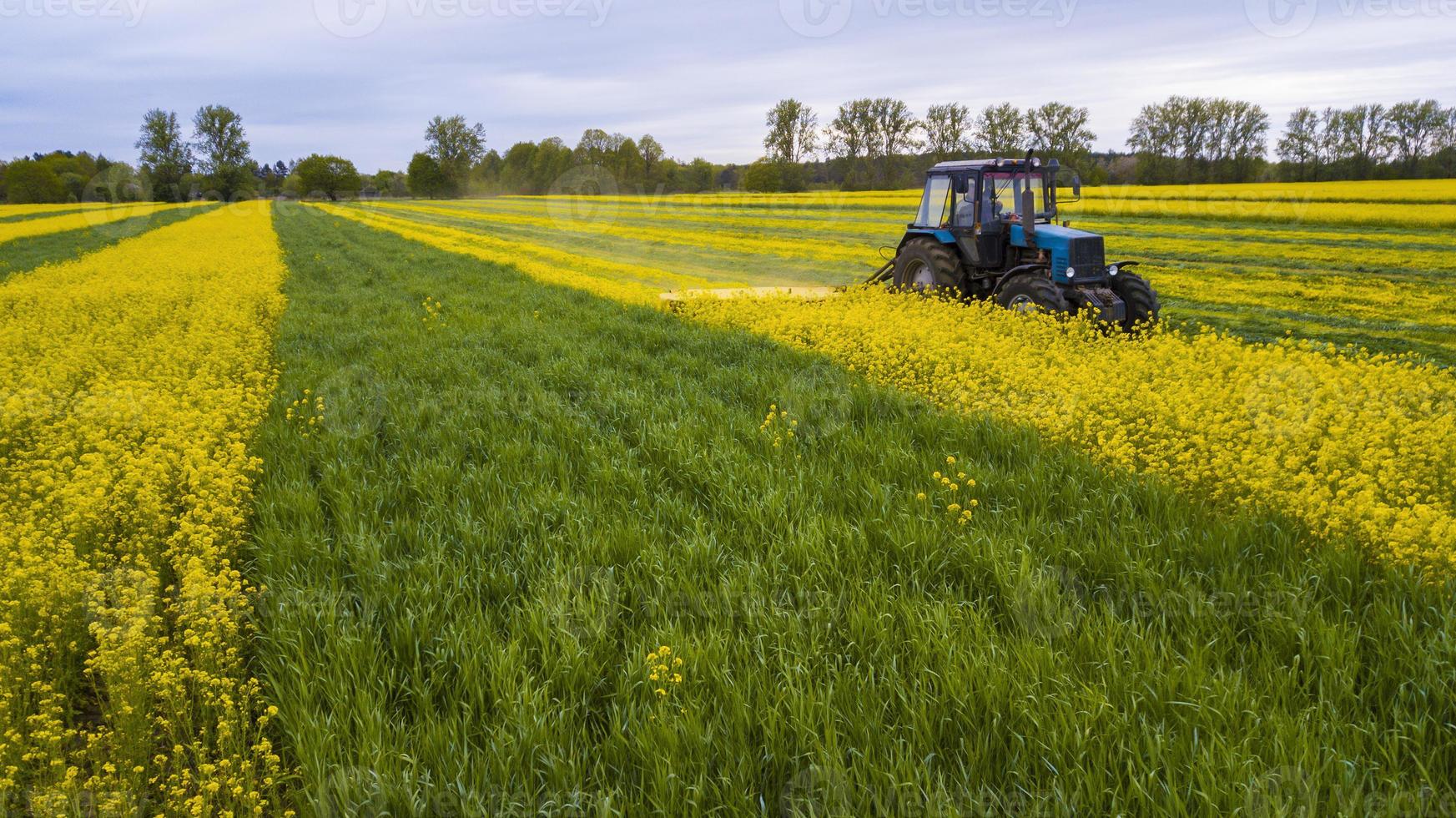 klippa raps traktor flygfotografering med en drönare foto