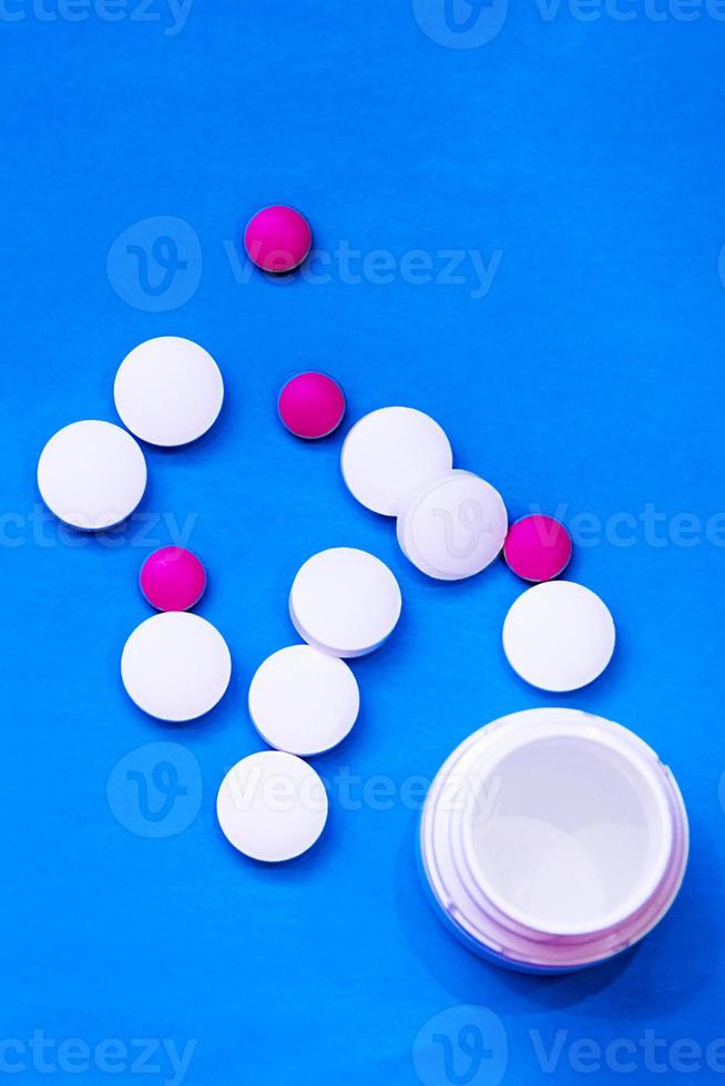vita tabletter på blå bakgrund. toppvy foto