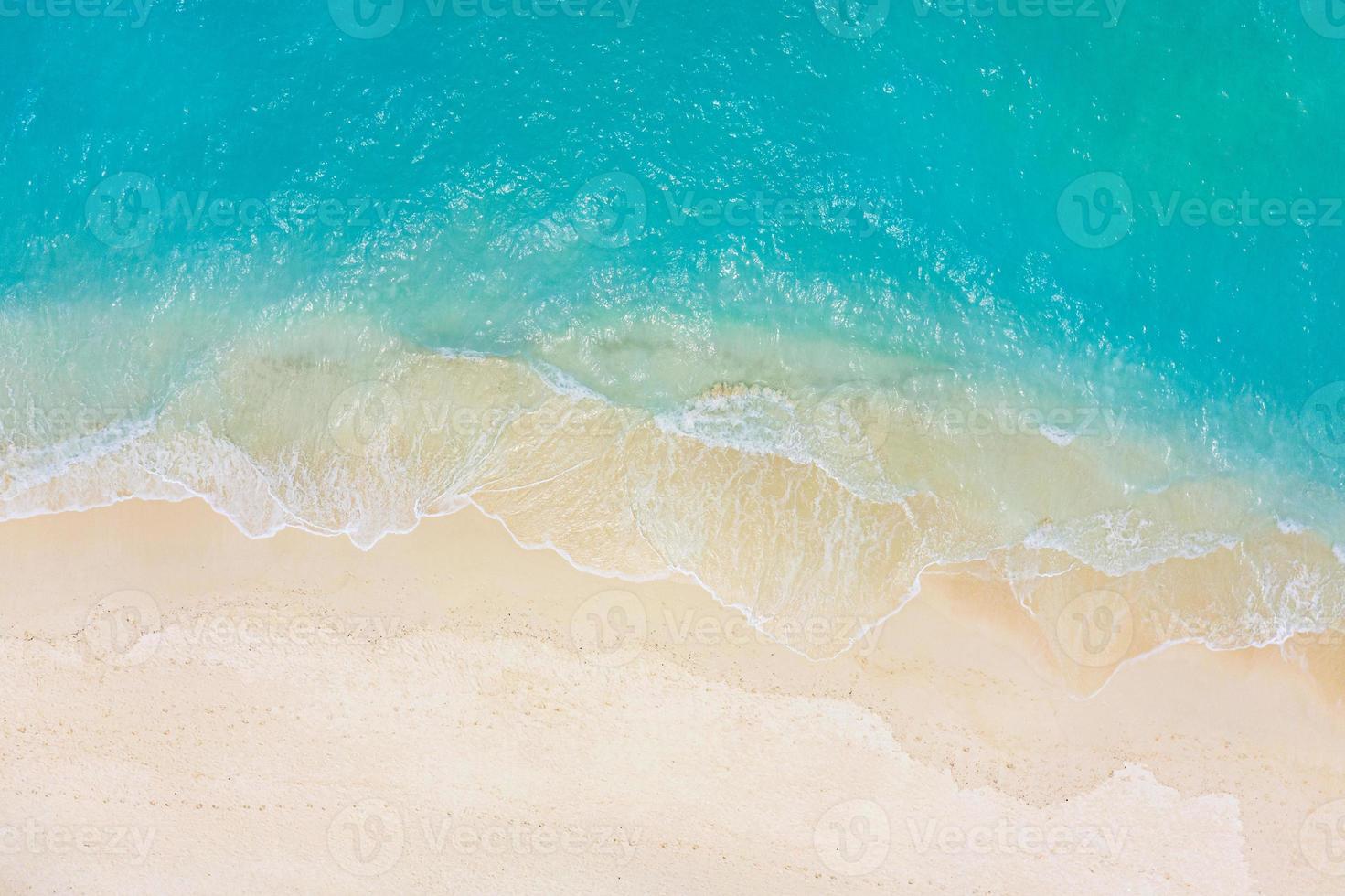 ovanifrån flygfoto från drönare av en fantastisk vacker havslandskapsstrand med turkost vatten med kopieringsutrymme för din text. vacker sandstrand med turkost vatten. koppla av naturen, fantastisk strand foto
