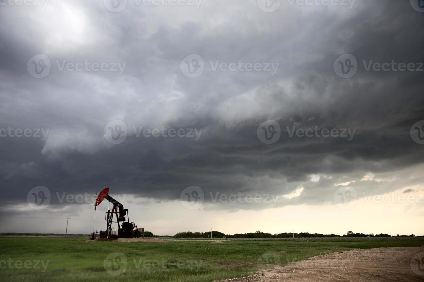 storm oljefält pump domkraft foto