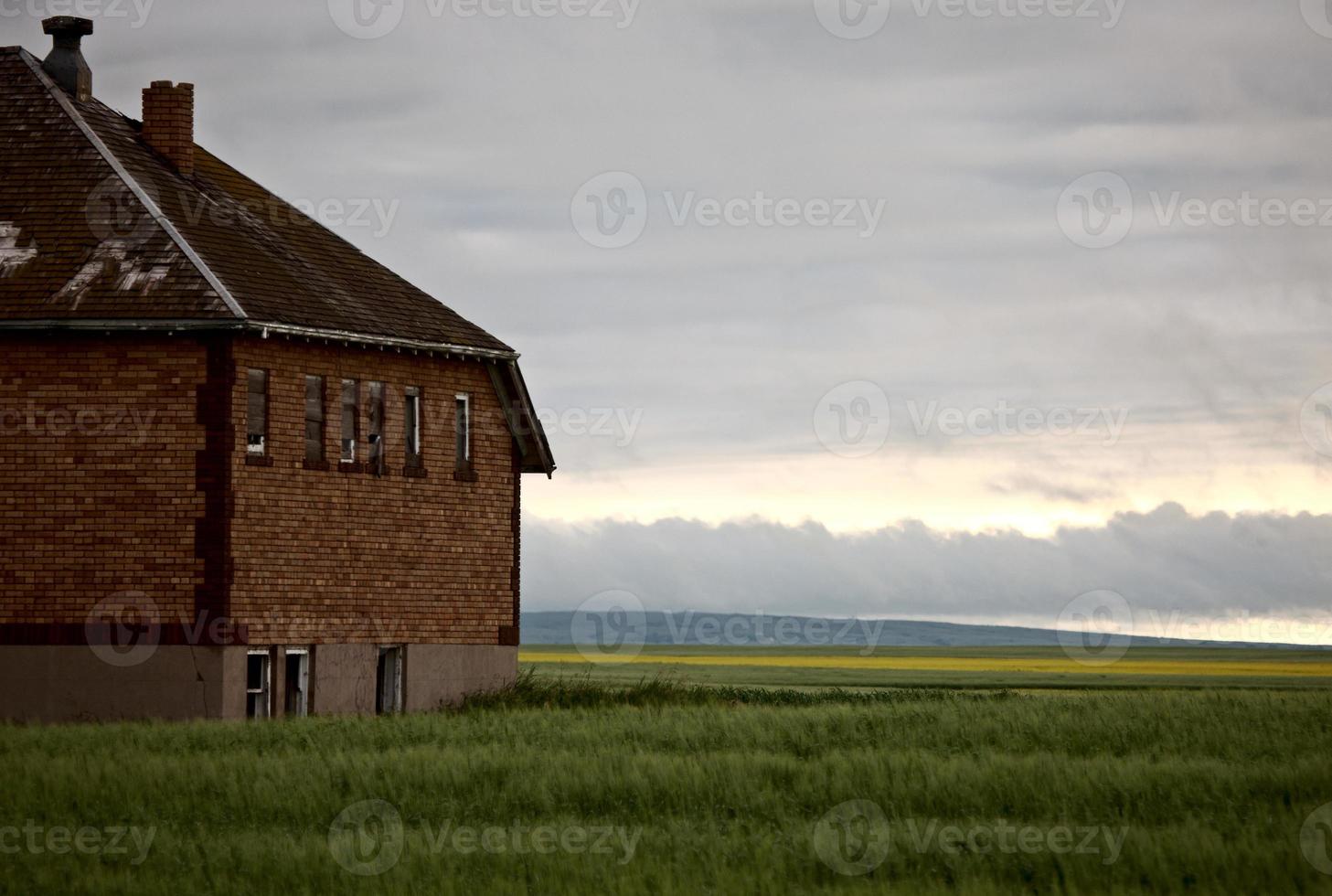 övergivet skolhus foto