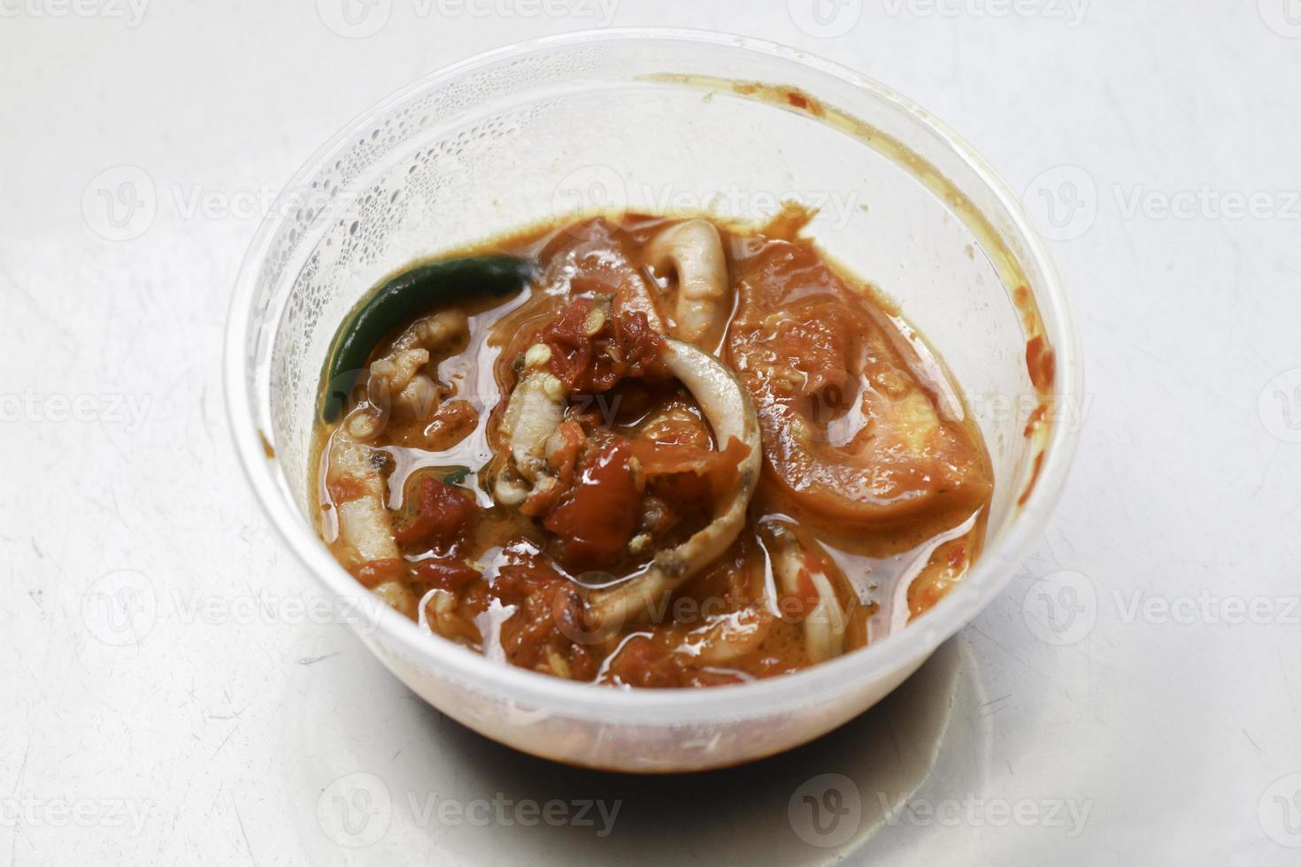 sambal eller sambal cumi . stekt chilisås. indonesisk sambal. asiatisk mat. foto
