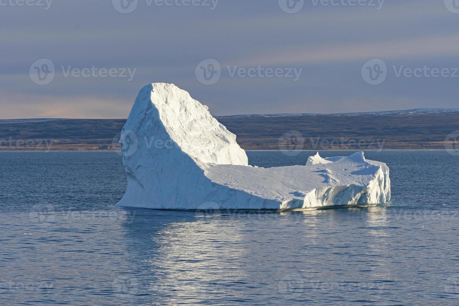 distinkta isberg utanför en avlägsen kust foto