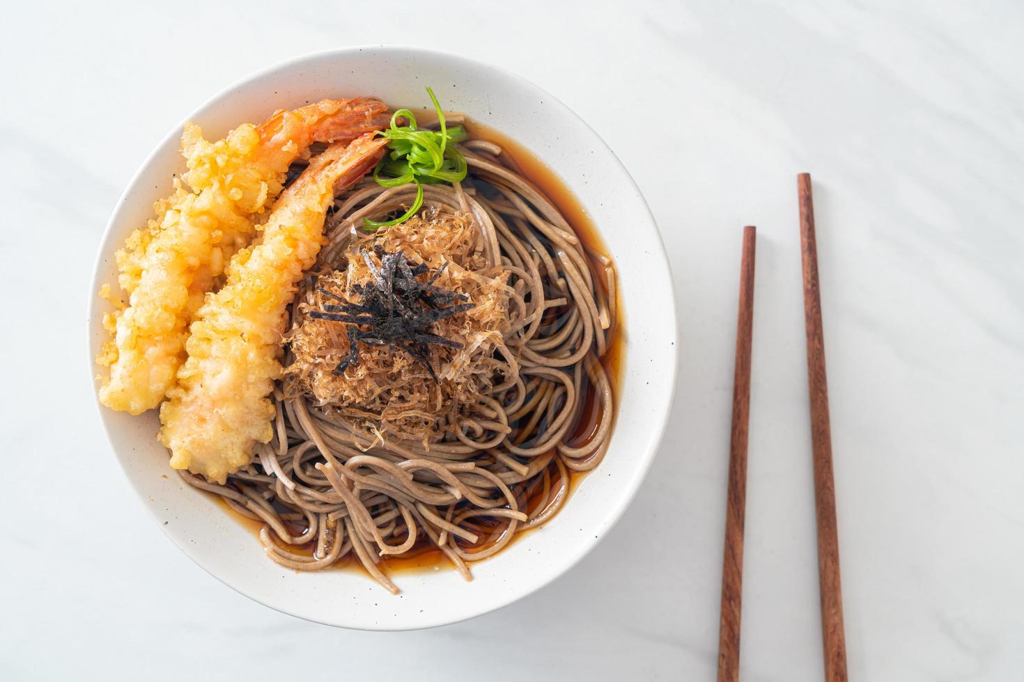 japanska ramen nudlar med räkor tempura foto