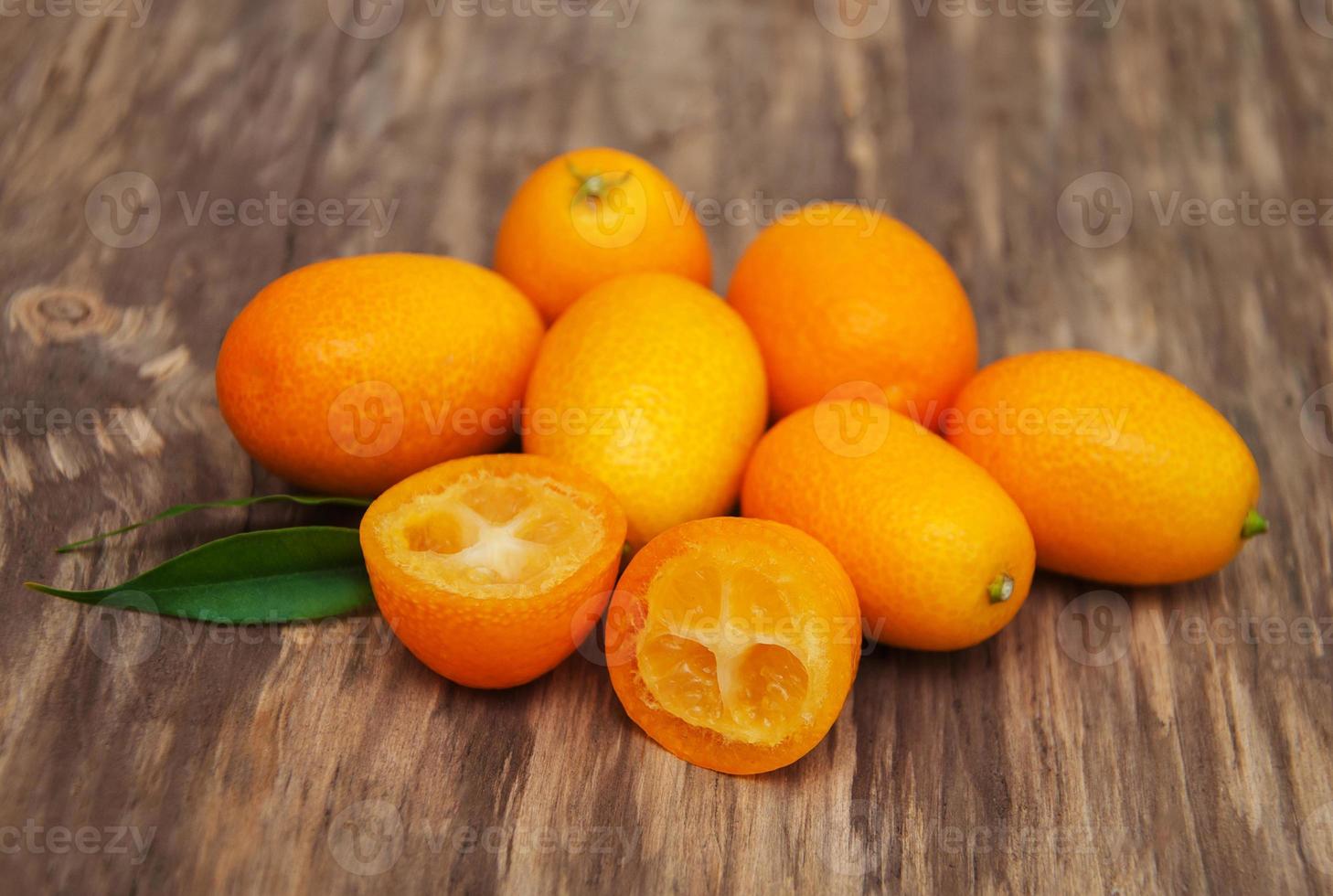 kumquats på ett träbord foto