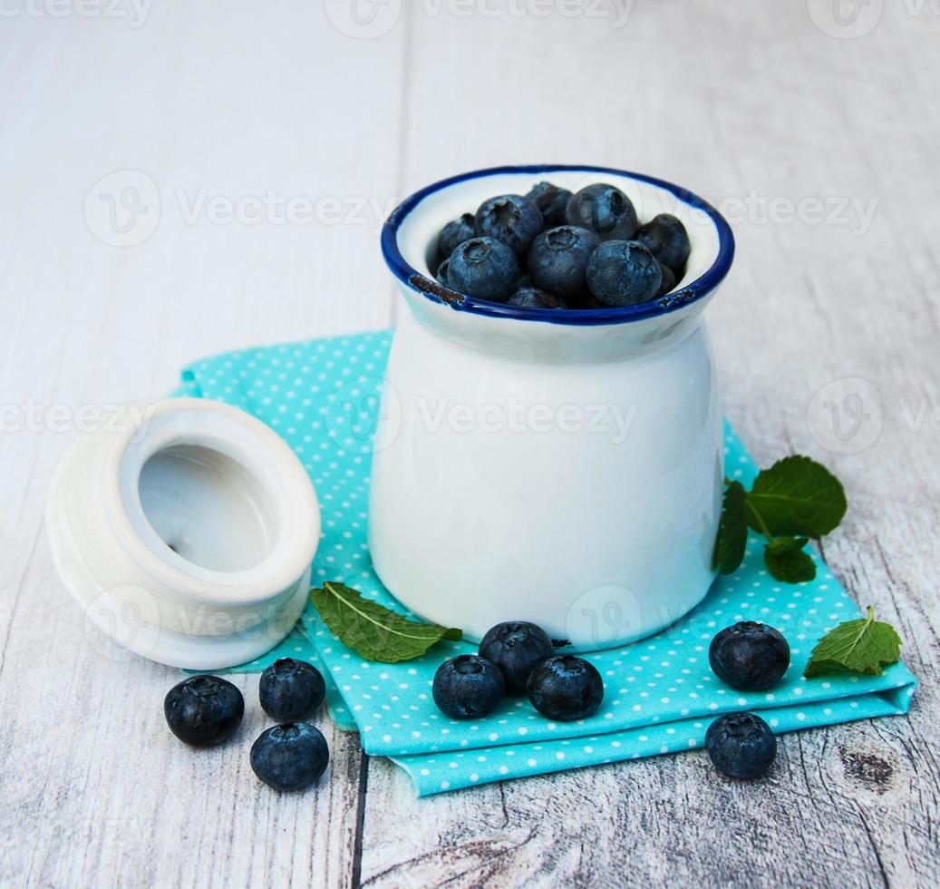 färska blåbär på ett bord foto