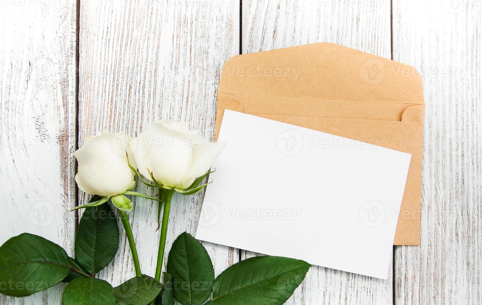 vita rosor och kuvert foto