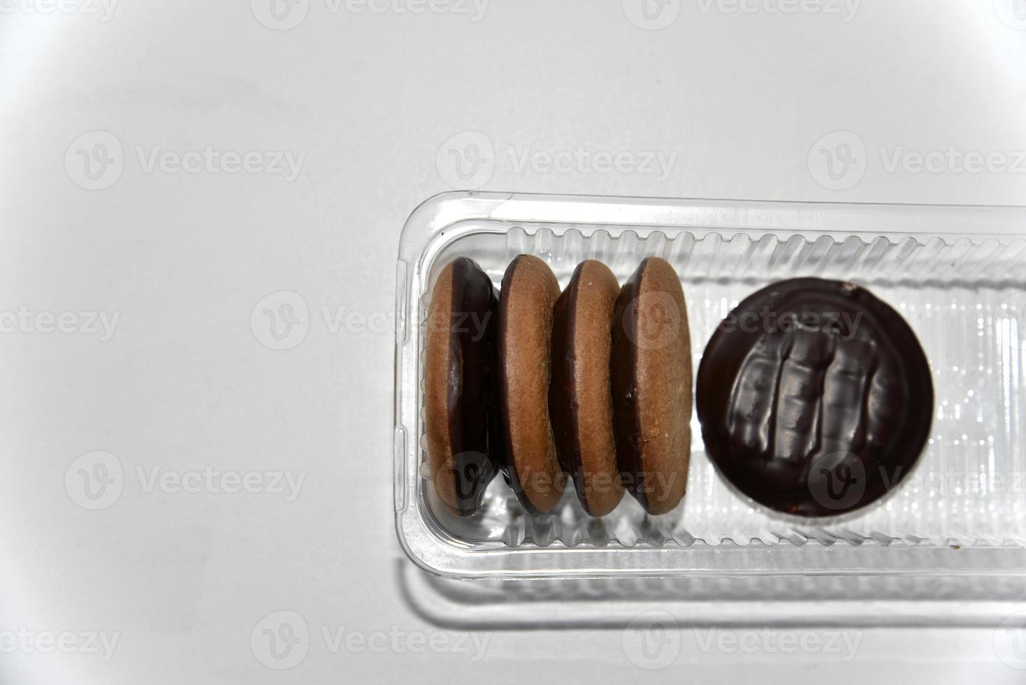 kakor täckta med choklad runda läckra på en vit bakgrund foto