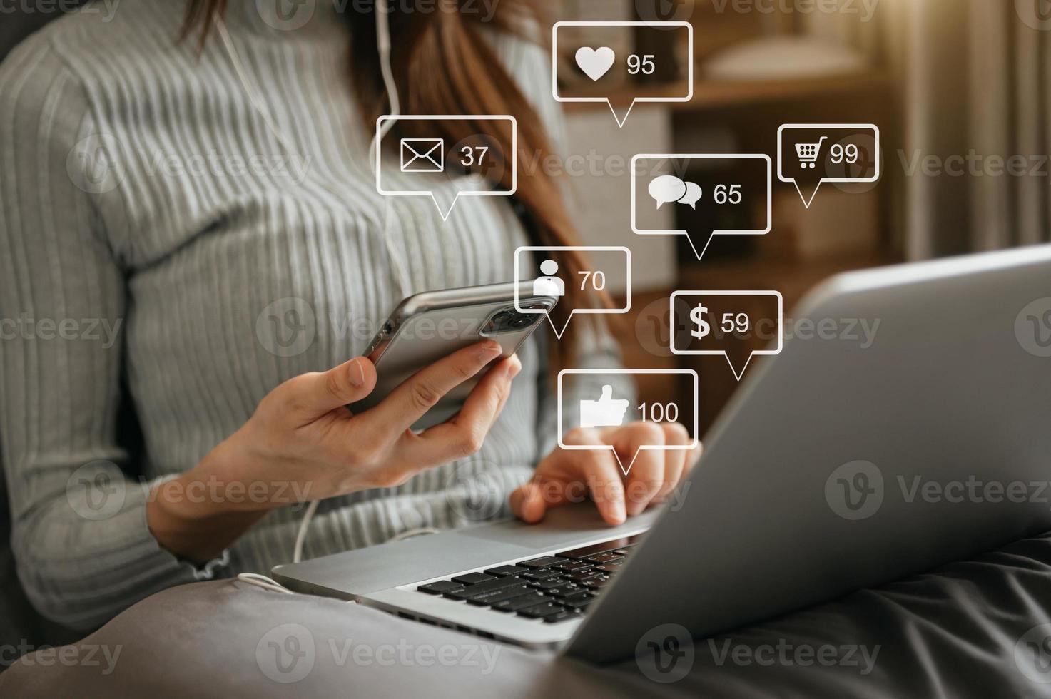 närbild av affärskvinna att skriva tangentbord med bärbar dator foto