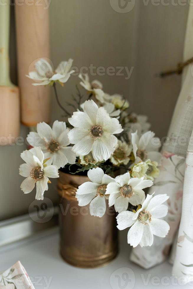 blommor i en järnvas för heminredning. foto