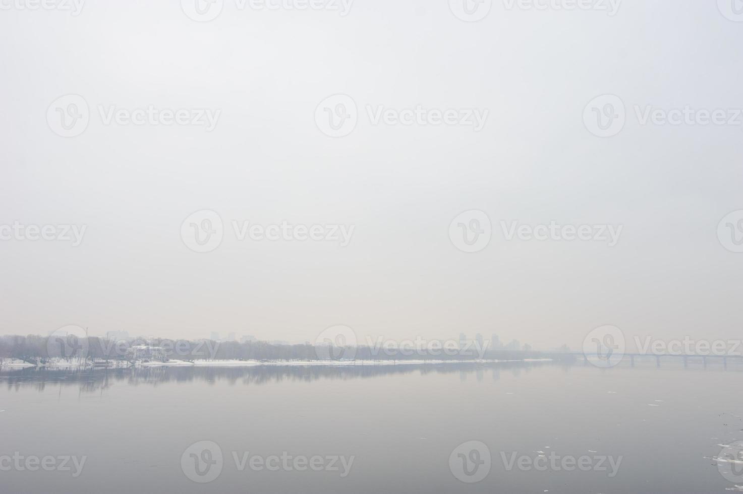 tung morgondimma över floden. vintertid. foto
