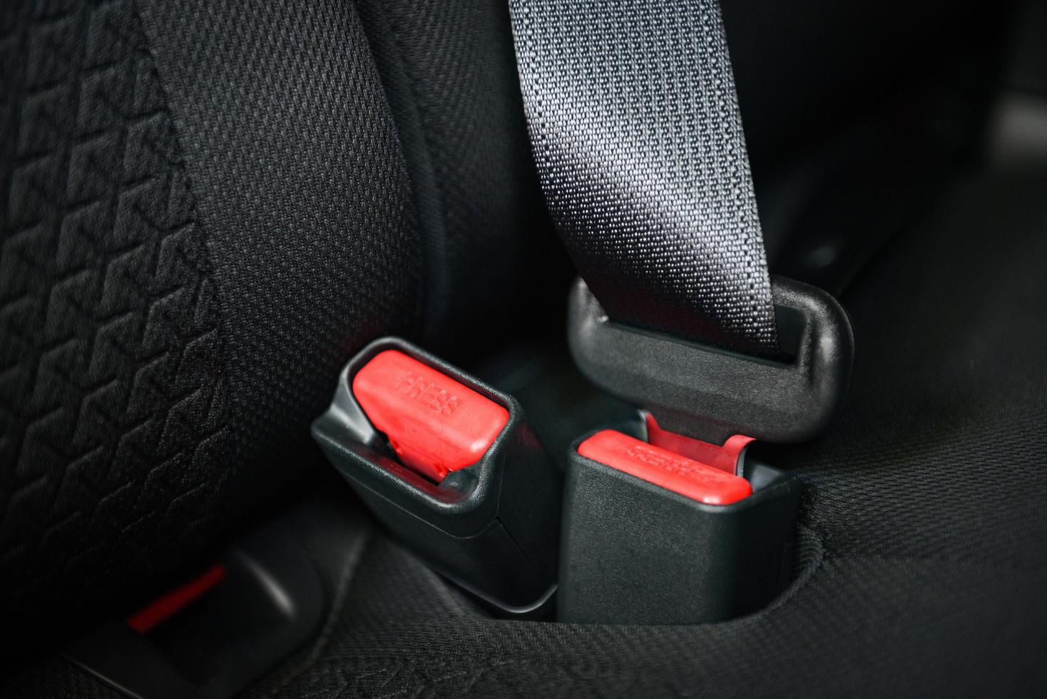 bilbälte när du sitter inne i bilen innan du kör och ta en säker resa - spänn fast bilens säkerhetsbälte foto