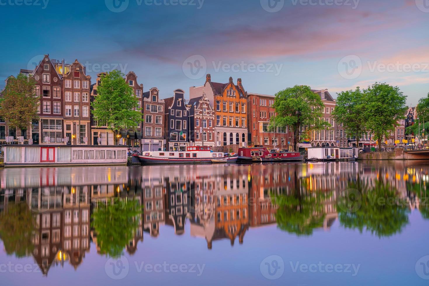 centrala amsterdam stadssilhuett. stadsbilden i nederländerna foto