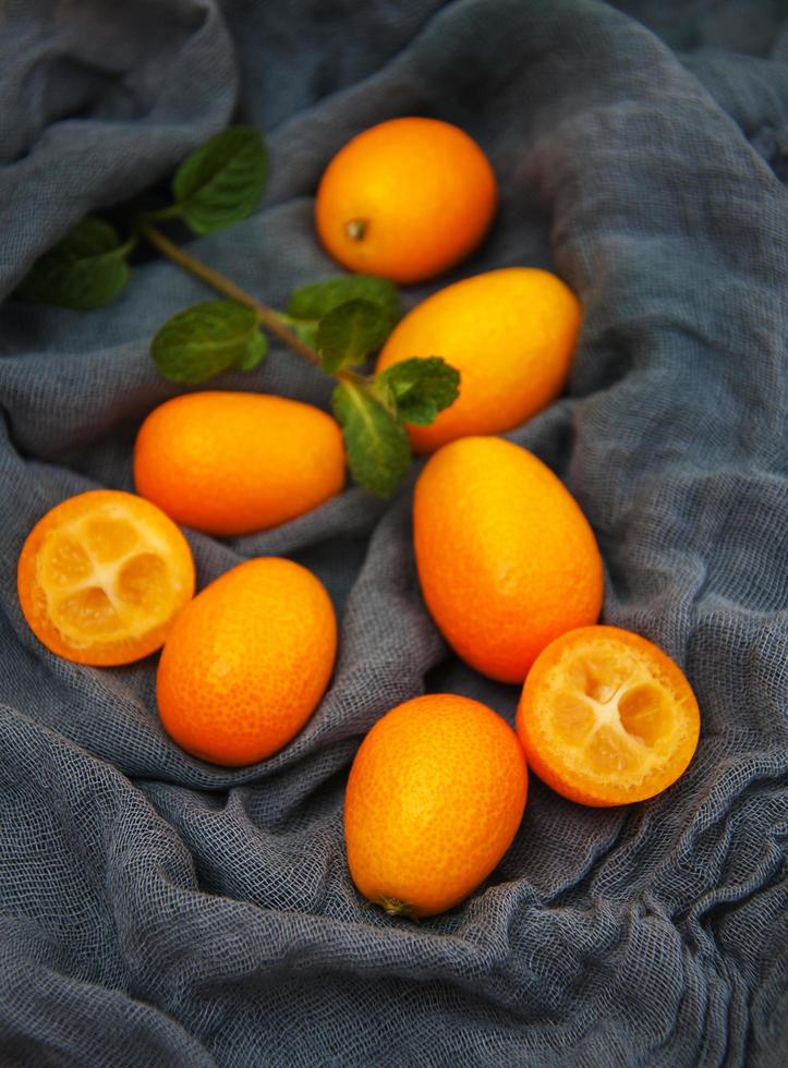 kumquats på en textil servetter foto