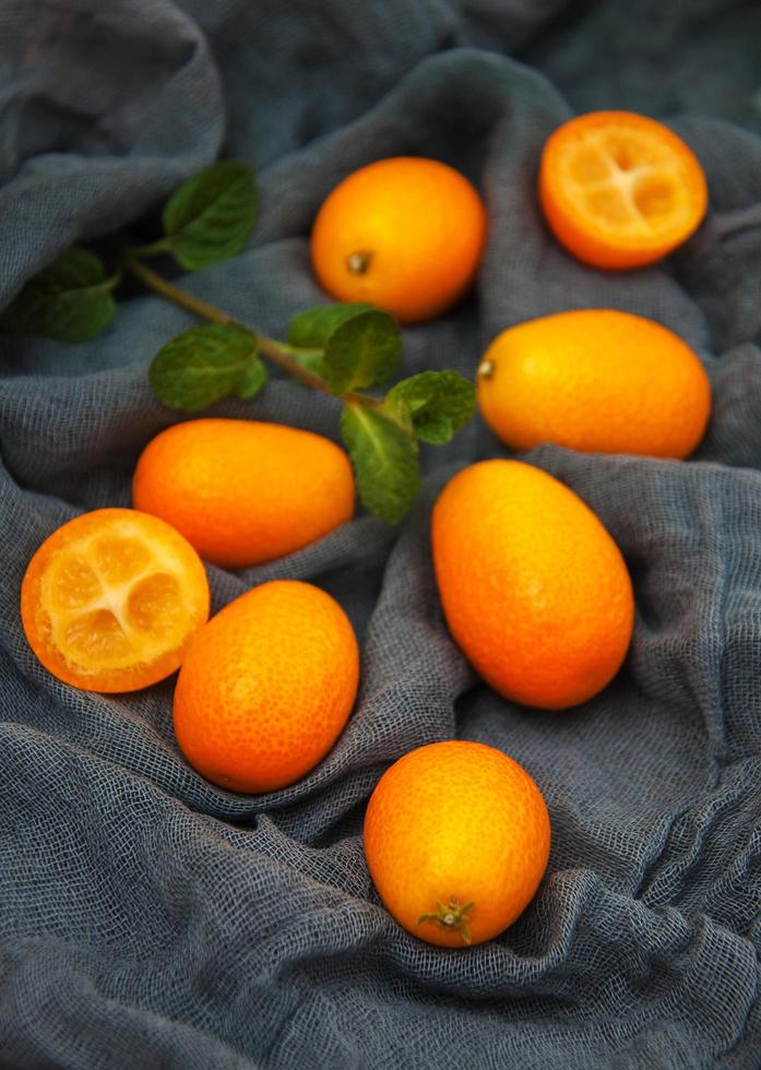 kumquats på en textil servetter foto