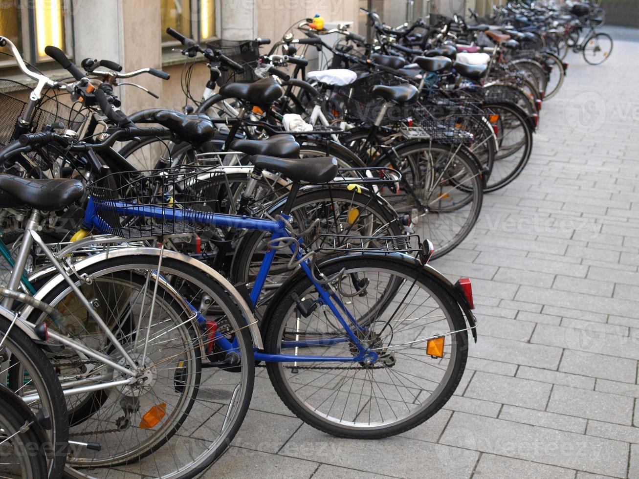 rad av parkerade cyklar foto