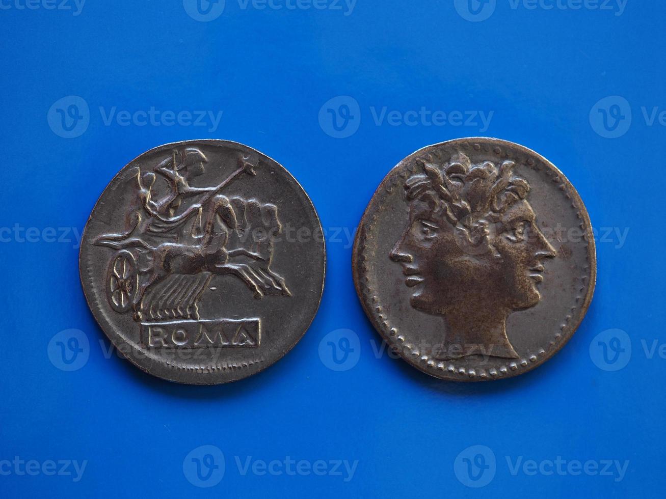 vintage romersk mynt över blå foto