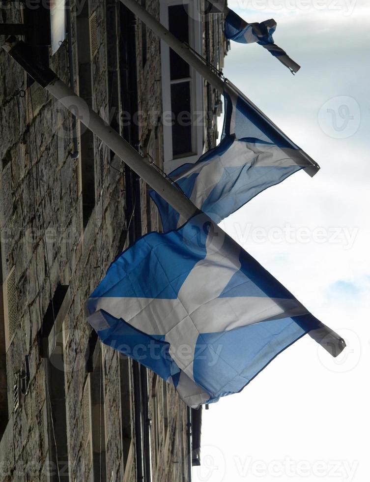 Skottlands flagga över blå himmel foto