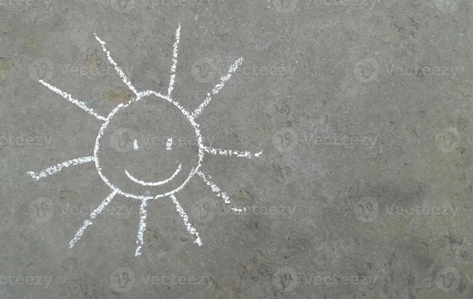 sol med ett leende är ritad i krita på asfalten. banner med plats för din text, kopiera utrymme. barn kreativitet, sommar glädje känsla foto