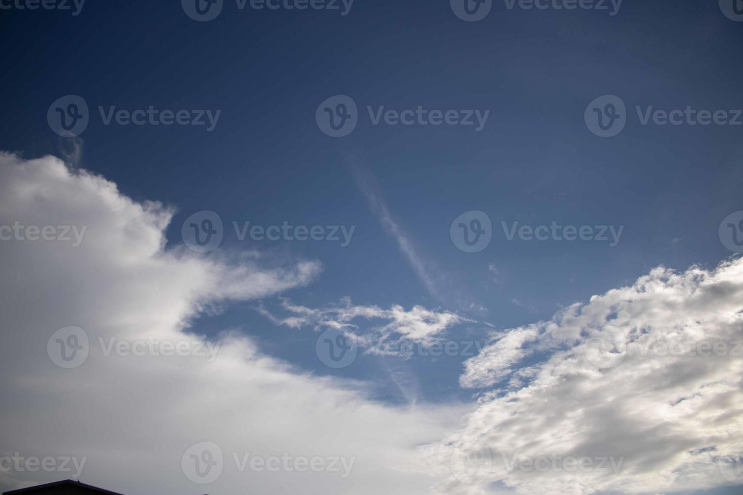 sommar blå himmel moln gradient ljus vit bakgrund. skönhet klart molnigt i solsken lugn ljus vinter luft bakgrund. dyster levande cyan landskap i miljö dag horisont silhuett Visa vårvind foto