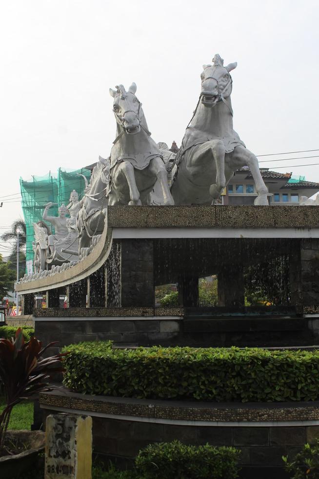 vit häst staty i purwakarta foto