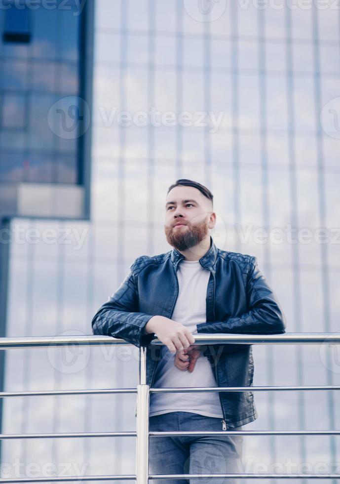 man i urban bakgrund foto