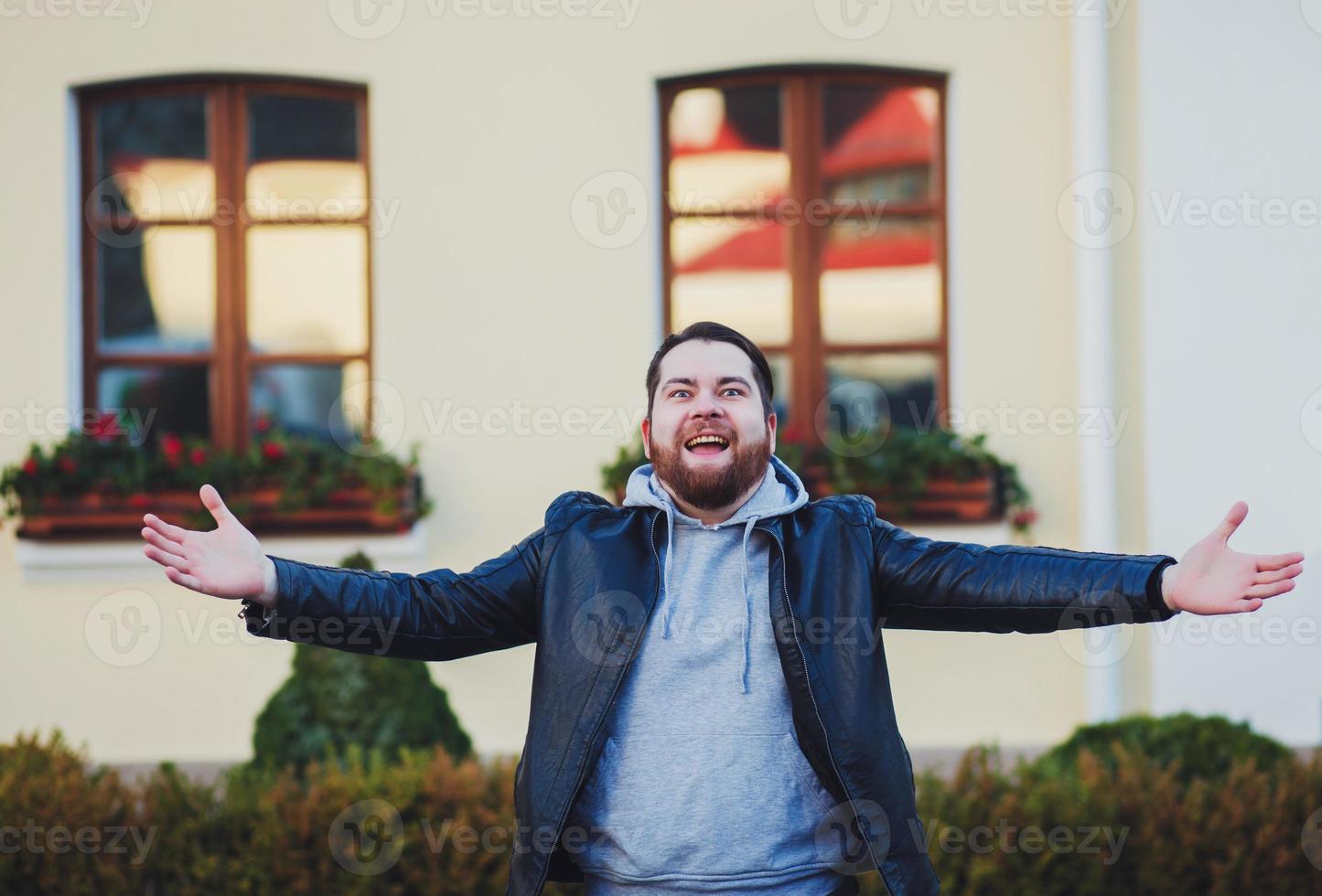 porträtt av fascinerad upphetsad ung kille foto