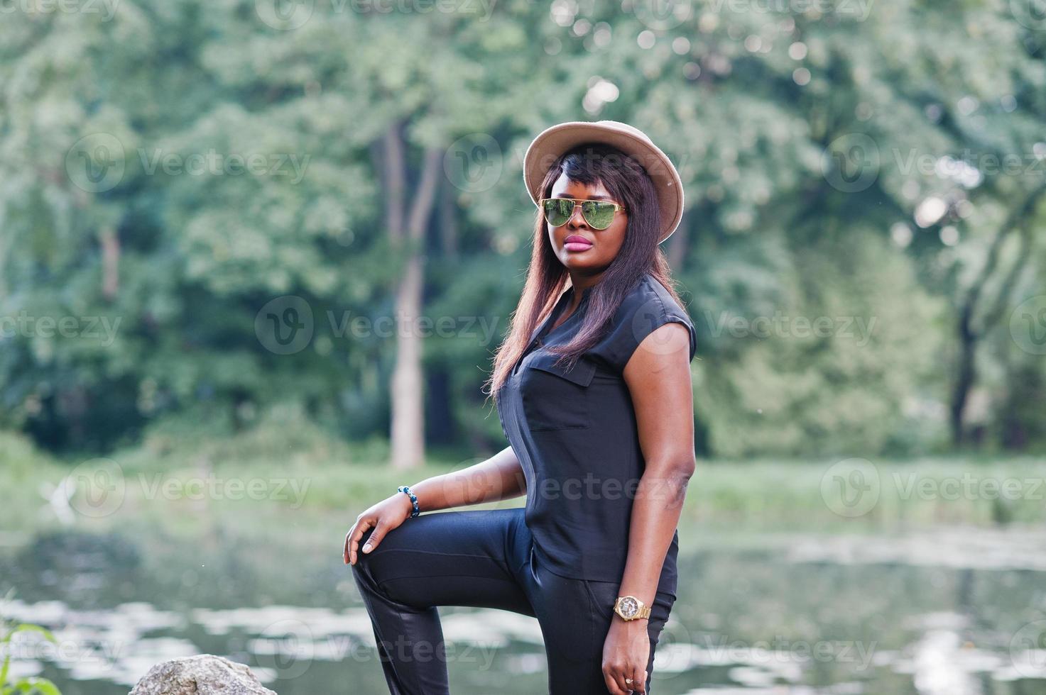 afrikansk amerikansk fyllig kvinna på hatt och solglasögon foto