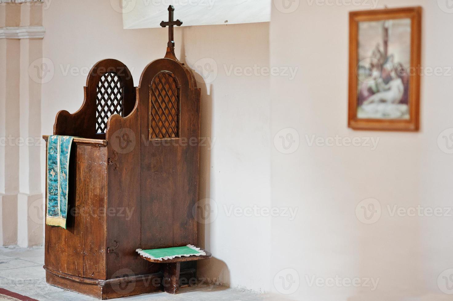 brun trälåda med kors i kyrkan foto