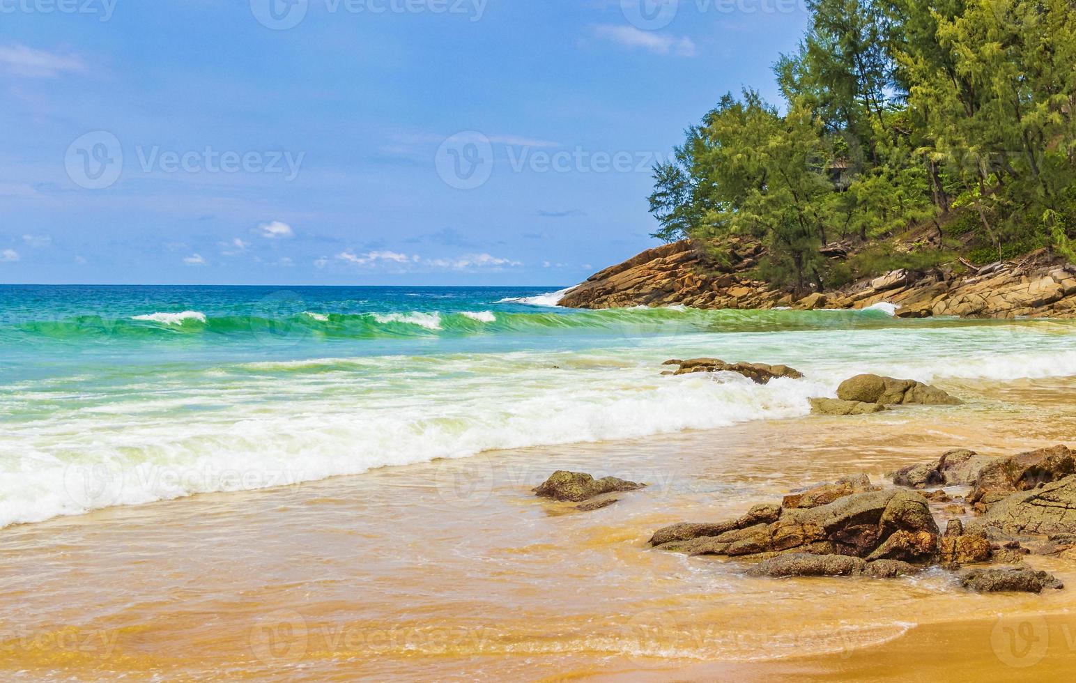 nai thon naithon beach bay turkos klart vatten phuket thailand. foto