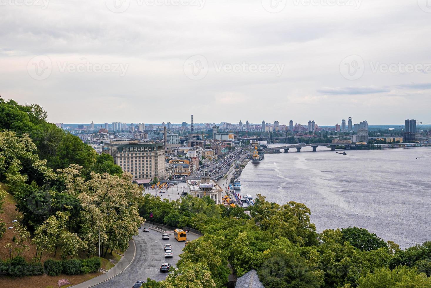 utsikt över kiev från en observationspunkt över floden dnepr foto