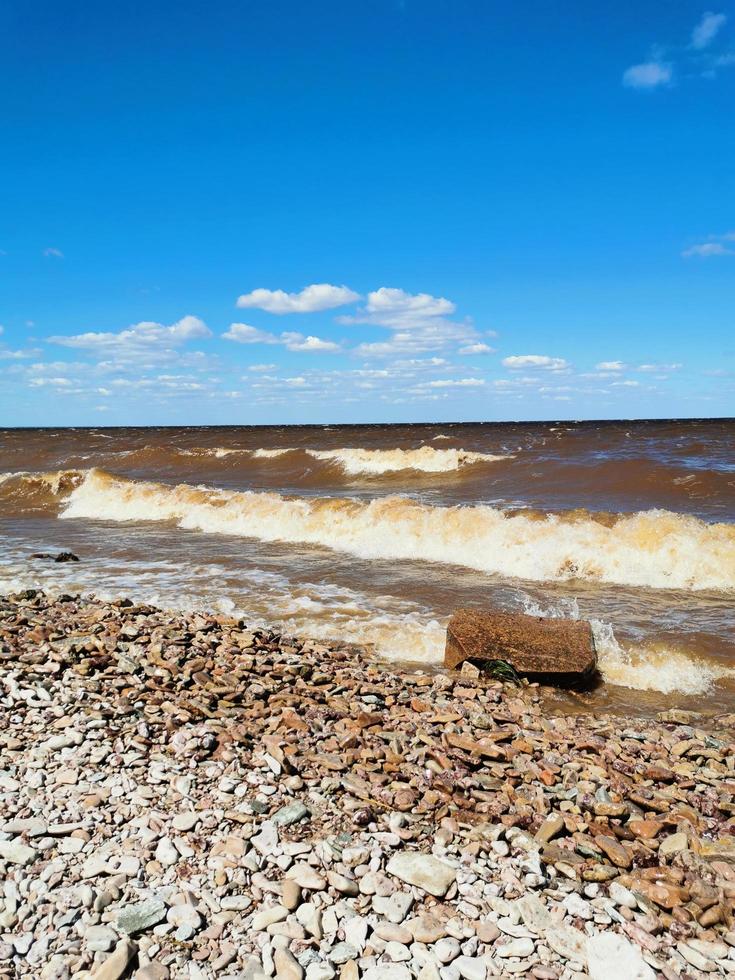 stenig strand vid sjön eller havet foto