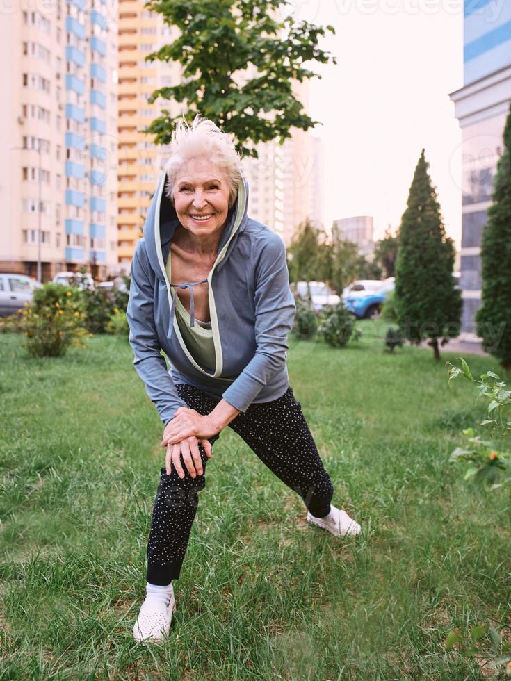 senior kvinna gör sportövningar i parken. hälsosam livsstil koncept foto