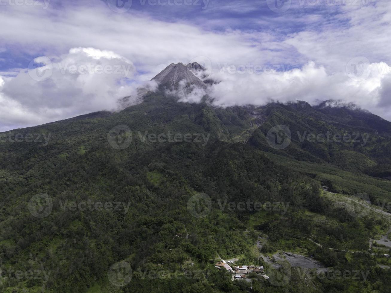 Flygfoto över berget merapi landskap med risfält och by i yogyakarta, Indonesien vulkan landskapsvy. foto