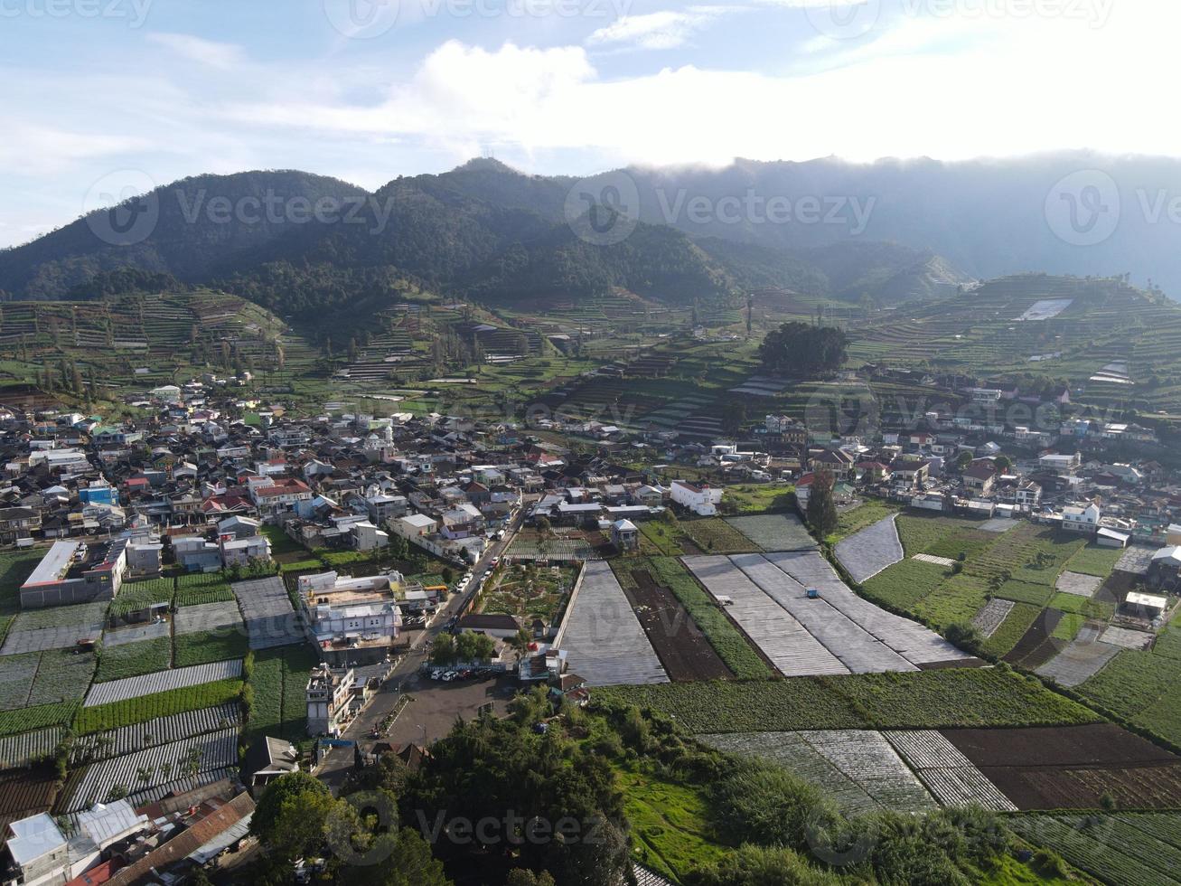 Flygfoto över byn Dieng vid wonosobo med berg runt det foto