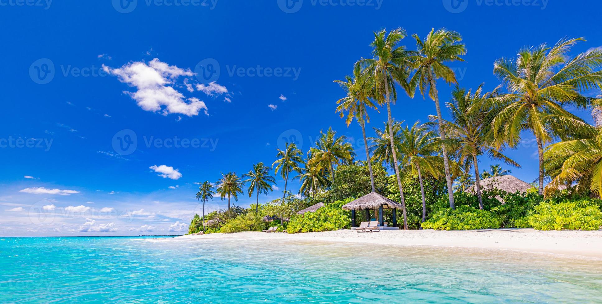 tropisk resort hotell strandparadis. fantastisk natur, kust, strand. sommarlov, reseäventyr. lyxigt semesterlandskap, fantastisk havslagun, palmer med blå himmel. koppla av idylliska inspirera stranden foto