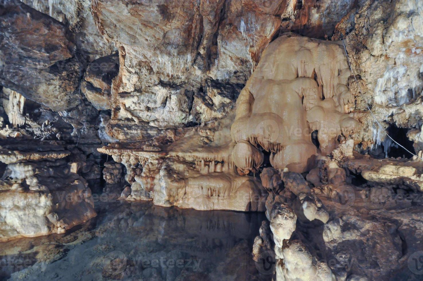 grotte di toirano som betyder toirano-grottor är ett karstgrottsystem foto